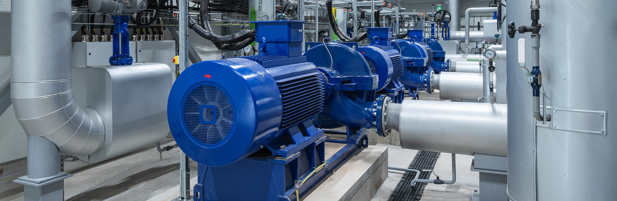 Industrielle Pumpenanlage mit mehreren Kreiselpumpen in einer verfahrenstechnischen Anlage.