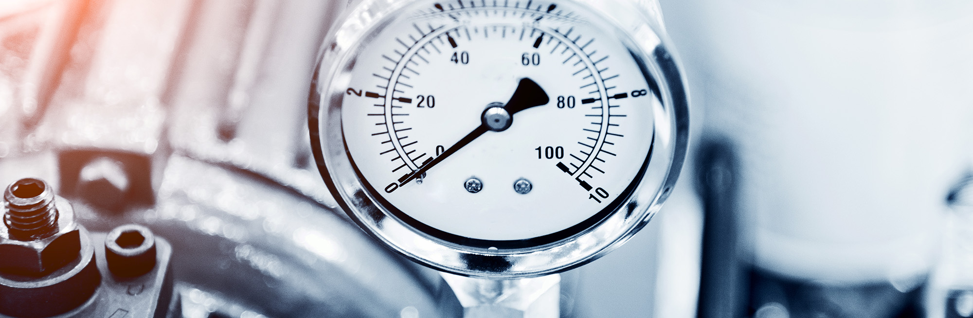 Manometer zur Druckmessung an einer industriellen Rohrleitung